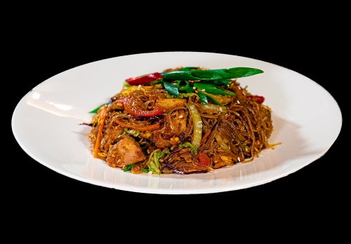 Noodles Singapore style with chicken